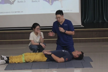 Bác sĩ hướng dẫn các bước sơ cấp cứu tại Bệnh viện Bình Định.