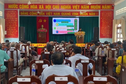 Các báo cáo viên của Sở Ngoại vụ và Biên phòng tuyên truyền cho ngư dân.