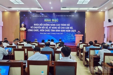 Triển khai các chương trình tập huấn về chuyển đổi số cho cán bộ, công chức tại Trường đại học Quy Nhơn.