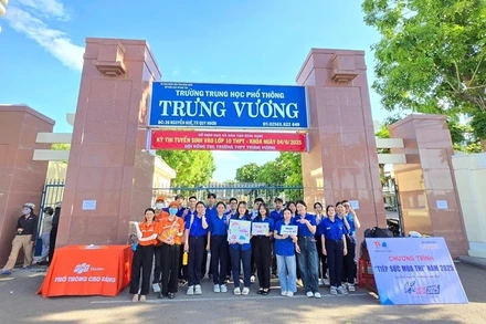 Đội tình nguyện ra quân tại các trường trung học trên địa bàn.