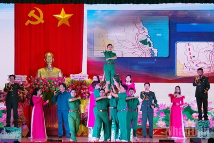 Biểu diễn văn nghệ chào mừng tại buổi gặp mặt.