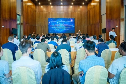 Trường hè nâng cao về Lý thuyết trường lượng tử và lực hấp dẫn lượng tử 2025 chính thức khai mạc tại thành phố Quy Nhơn, Bình Định.