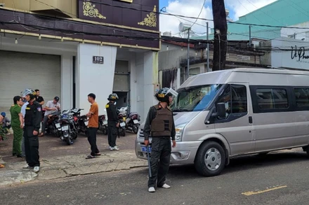 Lực lượng chức năng tiến hành truy quét tội phạm.