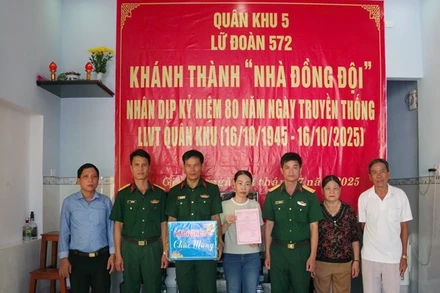 Lữ đoàn 572 bàn giao nhà cho Thiếu tá quân nhân chuyên nghiệp Trương Hoàng Tỉnh.
