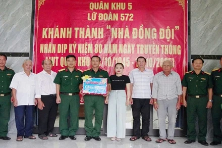 Thượng tá Nguyễn Thanh Đàn, Phó Chính ủy Lữ đoàn 572 tặng quà và bàn giao nhà cho Thượng úy quân nhân chuyên nghiệp Nguyễn Tấn Thành.
