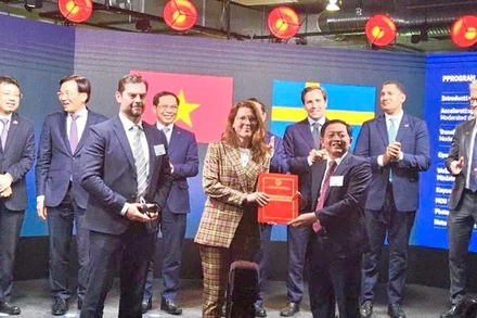 Bí thư Tỉnh ủy Hồ Quốc Dũng (hàng trước, bên phải) trao Giấy chứng nhận đăng ký đầu tư cho đại diện Công ty SYRE Impact AB.