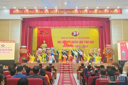 Biểu diễn văn nghệ chào mừng Đại hội.