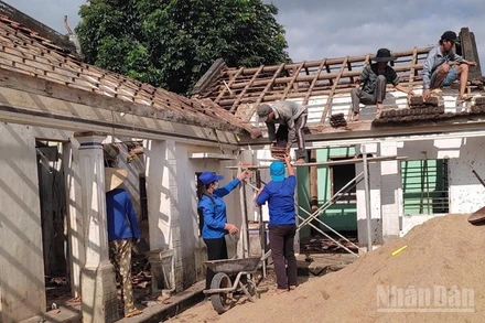 Chung tay xóa nhà tạm, nhà dột nát cho người nghèo.