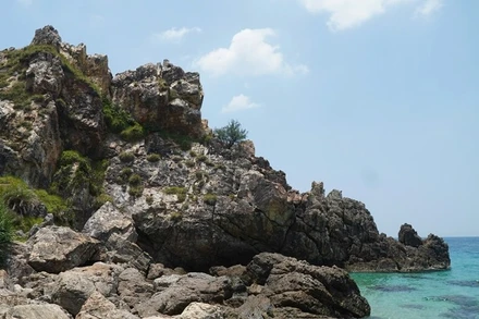 Nét hoang sơ ở mũi Vi Rồng.