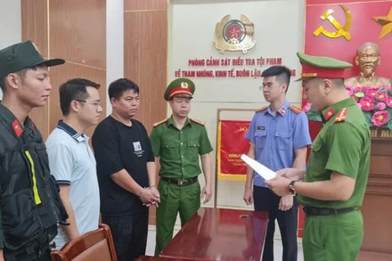 Cơ quan điều tra tống đạt Quyết định tố tụng đối với Huang HuiGuang (Hoàng Huy Quang). (Ảnh: Công an Quảng Ninh)