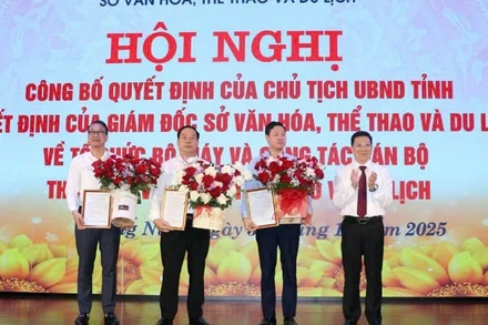 Lãnh đạo Sở Văn hóa, Thể thao và Du lịch trao quyết định cho Giám đốc Trung tâm Huấn luyện và thi đấu thể thao tỉnh Quảng Ninh; Giám đốc Nhà hát Nghệ thuật tỉnh Quảng Ninh; Giám đốc Bảo tàng-Thư viện tỉnh Quảng Ninh. 