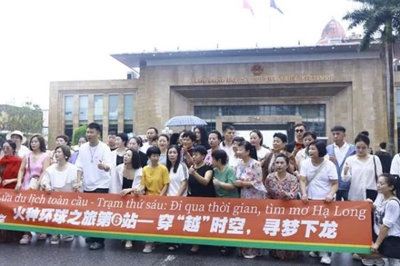 Đoàn khách du lịch Trung Quốc chụp ảnh lưu niệm tại Cửa khẩu quốc tế Móng Cái, Quảng Ninh.