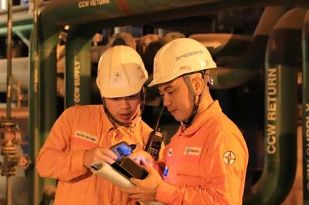 Công nhân vận hành thường xuyên kiểm tra tình trạng thiết bị, máy móc.