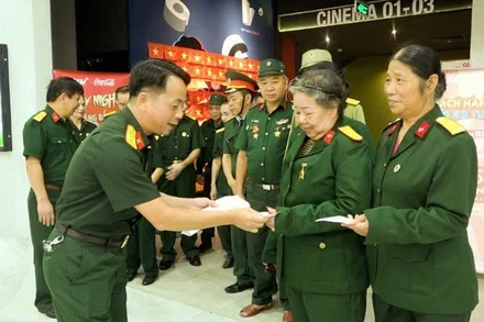 Các cựu chiến binh phường Cẩm Phả (Quảng Ninh) nhận vé xem bộ phim "Tổ quốc trong tim" do Báo Nhân Dân tặng.