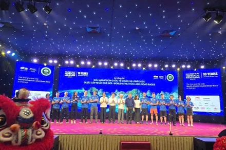 Các đại biểu chụp ảnh lưu niệm tại Lễ công bố Giải Marathon quốc tế Di sản Hạ Long được cấp Nhãn thế giới.