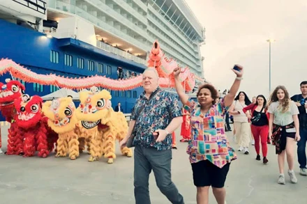 Du khách vui mừng sẵn sàng cho hành trình khám phá Di sản thiên nhiên thế giới Vịnh Hạ Long.