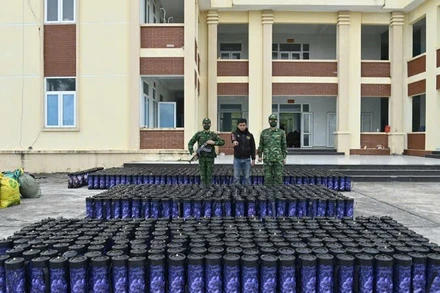 Đối tượng Đạt cùng tang vật.