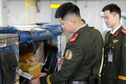 Lực lượng An ninh hàng không, Công an tỉnh Quảng Ninh thực hiện nhiệm vụ kiểm soát an ninh tại Cảng hàng không quốc tế Vân Đồn. (Ảnh: Công an Quảng Ninh)