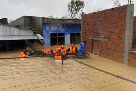 Bộ đội Biên phòng phối hợp cùng lực lượng địa phương đưa dân ra khỏi vùng cấm.