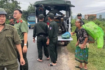 Lực lượng chức năng vận động người dân di chuyển đến nơi an toàn tránh bão, tại Gia Lai. (Ảnh: LƯƠNG TÙNG)