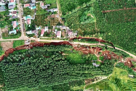 Hiện trường vụ sạt lở nghiêm trọng ăn sâu sát khu dân cư trên đường vào trạm biến áp 500kV. (Ảnh MINH PHƯƠNG)