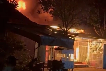 Hiện trường vụ cháy trong đêm. (Ảnh: HOÀNG VĂN)