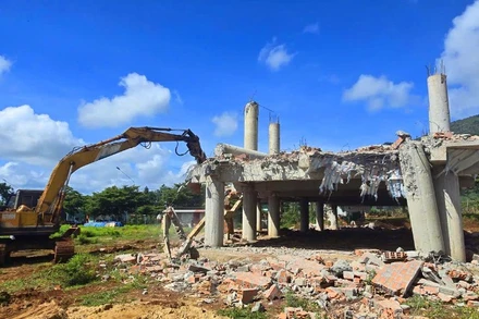 Công trình đã được tháo dỡ phần thô. (Ảnh LÊ KIẾN).