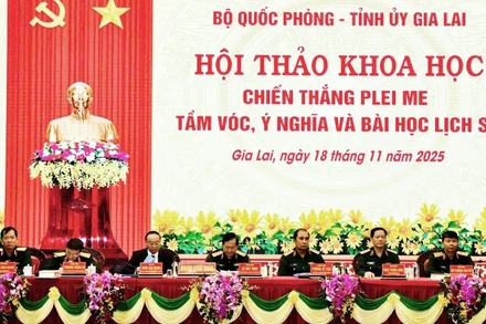 Đoàn Chủ tịch chủ trì hội thảo.