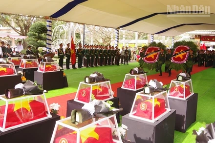 Dâng hoa, dâng hương tưởng niệm các Anh hùng liệt sĩ. 