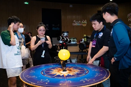 Học sinh tham gia hoạt động STEM thiên văn trong khuôn khổ Tuần lễ thiên văn cộng đồng.