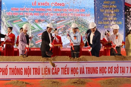 Đồng chí Hồ Quốc Dũng cùng các đại biểu tỉnh Gia Lai động thổ dự án trường phổ thông nội trú liên cấp Tiểu học và Trung học cơ sở tại 7 xã biên giới tỉnh Gia Lai.