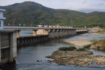 Đập dâng Văn Phong.