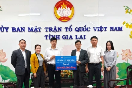 Đại diện Hệ thống Y tế Hùng Vương trao 400 triệu đồng cho bà con vùng lũ thông qua Ủy ban Mặt trận Tổ quốc Việt Nam tỉnh Gia Lai.