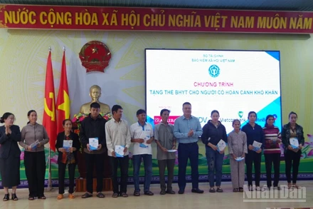 Trao tặng thẻ Bảo hiểm y tế cho những người có hoàn cảnh khó khăn tại xã Phù Mỹ Bắc.