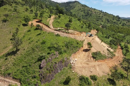 Hiện trạng bề mặt đất bị hạ thấp, thay đổi địa hình sau quá trình san ủi. (Ảnh LÊ TIỀN)
