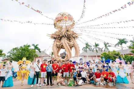 Du khách tham gia các hoạt động vui chơi tại Tổ hợp vui chơi giải trí Sun World Hạ Long. 