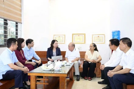 Phó Chủ tịch nước Võ Thị Ánh Xuân thăm, tặng quà gia đình thương binh Đoàn Giang Hảo ở tổ 6, khu 2A, phường Hạ Long, Quảng Ninh.