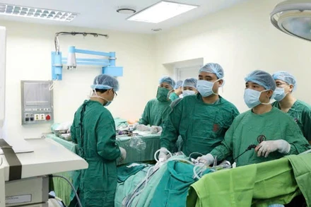 Các bác sĩ tiến hành phẫu thuật lấy thận từ người hiến.