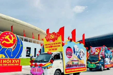 Các xe được trang trí bằng những hình ảnh, khẩu hiệu tuyên truyền về Đại hội Đại biểu Đảng bộ tỉnh Quảng Ninh lần thứ XVI.