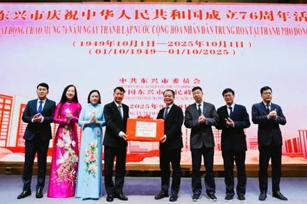 Đoàn đại biểu các địa phương khu vực Móng Cái, tỉnh Quảng Ninh (Việt Nam) tặng quà chúc mừng Quốc khánh Trung Quốc.