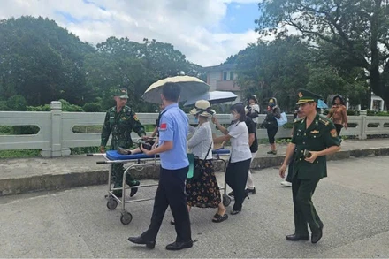 Cán bộ, chiến sĩ Trạm Biên phòng Cửa khẩu quốc tế Móng Cái bàn giao công dân Trung Quốc về nước.