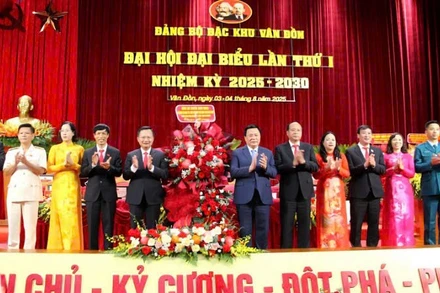 Đồng chí Nguyễn Xuân Thắng tặng hoa chúc mừng Đại hội.