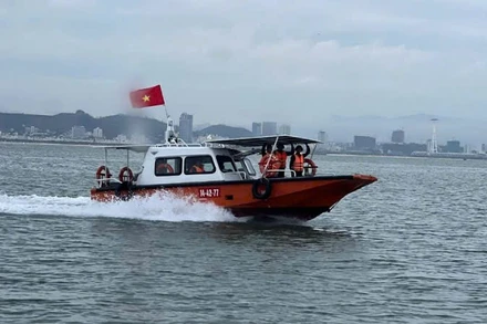 Tàu quân y và các xuồng cơ động của Bộ Chỉ huy Quân sự tỉnh Quảng Ninh tuần tra 24/24 giờ trên Vịnh Hạ Long. (Ảnh: QMG)