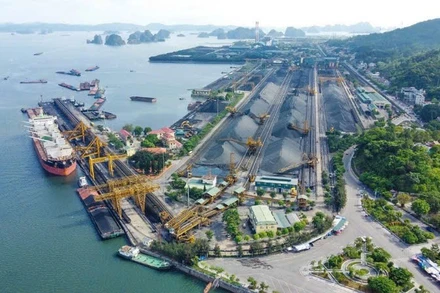 Toàn cảnh các nhà máy, hệ thống sàng tuyển và cảng bốc rót than của Công ty Tuyển than Cửa Ông.