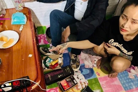 Đối tượng Nguyễn Thị Thu Hương cùng tang vật.