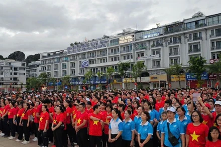 Đông đảo cán bộ, chiến sĩ lực lượng vũ trang, công nhân, viên chức, nhân dân tỉnh Quảng Ninh tham gia chương trình" Cùng Việt Nam tiến bước" .