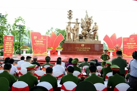 Quang cảnh Lễ khánh thành tượng đài “Công an nhân dân vì dân phục vụ”.