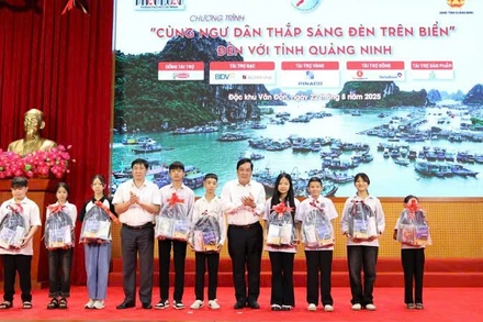 Lãnh đạo tỉnh Quảng Ninh và Báo Pháp luật Thành phố Hồ Chí Minh trao tặng quà cho các cháu học sinh vượt khó học giỏi.