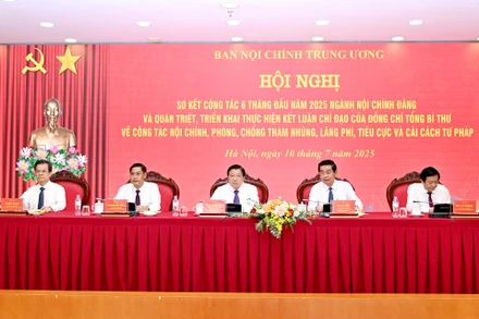 Các đồng chí chủ trì hội nghị. (Ảnh: ĐĂNG KHOA)