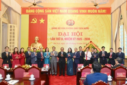 Đồng chí Lê Hoài Trung, Võ Thị Ánh Xuân chúc mừng Ban Chấp hành Đảng bộ Văn phòng Chủ tịch nước nhiệm kỳ 2025-2030. (Ảnh: THỦY NGUYÊN)
